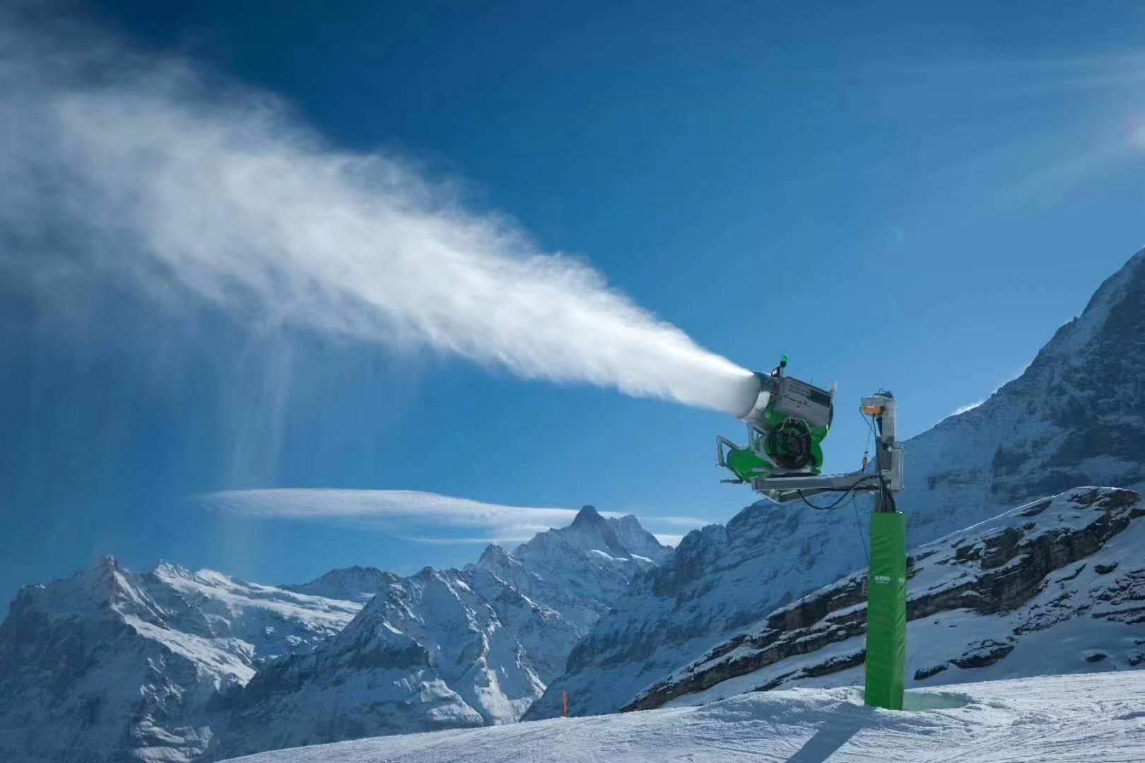 人工造雪机就成了滑雪场的重要设备